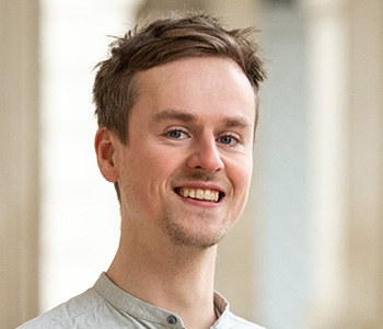 Tobias-Hentzer-Dausgaard_FotografCasperBrogaardHøjer_farve_350x300px