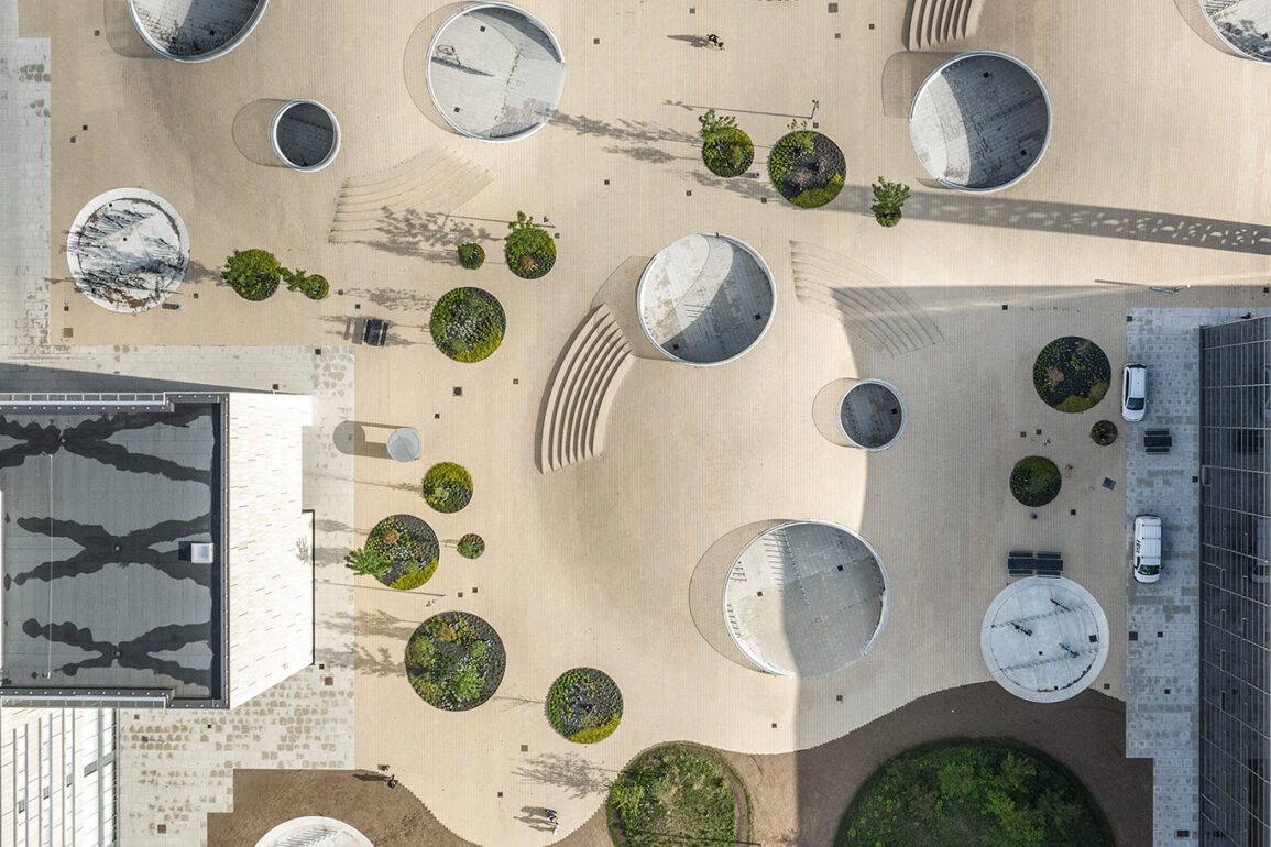 Karen Blixens Plads af Cobe har bl.a. vundet klimaprisen til Building Awards 2020. 20.000m2 med klima og biodiversitet.