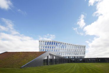 Det nye rådhus i Viborg af Henning Larsen er designet med både indbyggerne og miljøet i tankerne, mod en mere bæredygtig bevidsthed.