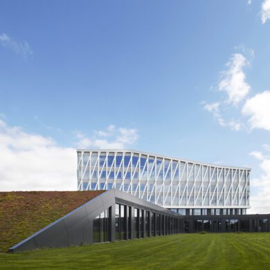 Det nye rådhus i Viborg af Henning Larsen er designet med både indbyggerne og miljøet i tankerne, mod en mere bæredygtig bevidsthed.