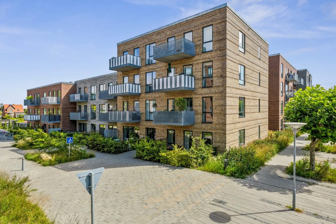 Alléhusene ved Risskov, der består af 106 eksklusive lejeboliger, er blandt de 17 ejendomme, som for nyligt har opnået svanemærket bygningsdrift. Foto: PKA Ejendomme