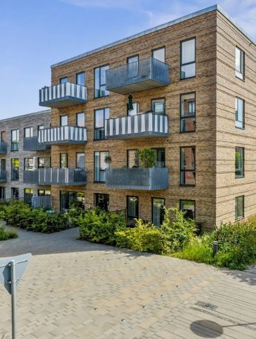 Alléhusene ved Risskov, der består af 106 eksklusive lejeboliger, er blandt de 17 ejendomme, som for nyligt har opnået svanemærket bygningsdrift. Foto: PKA Ejendomme